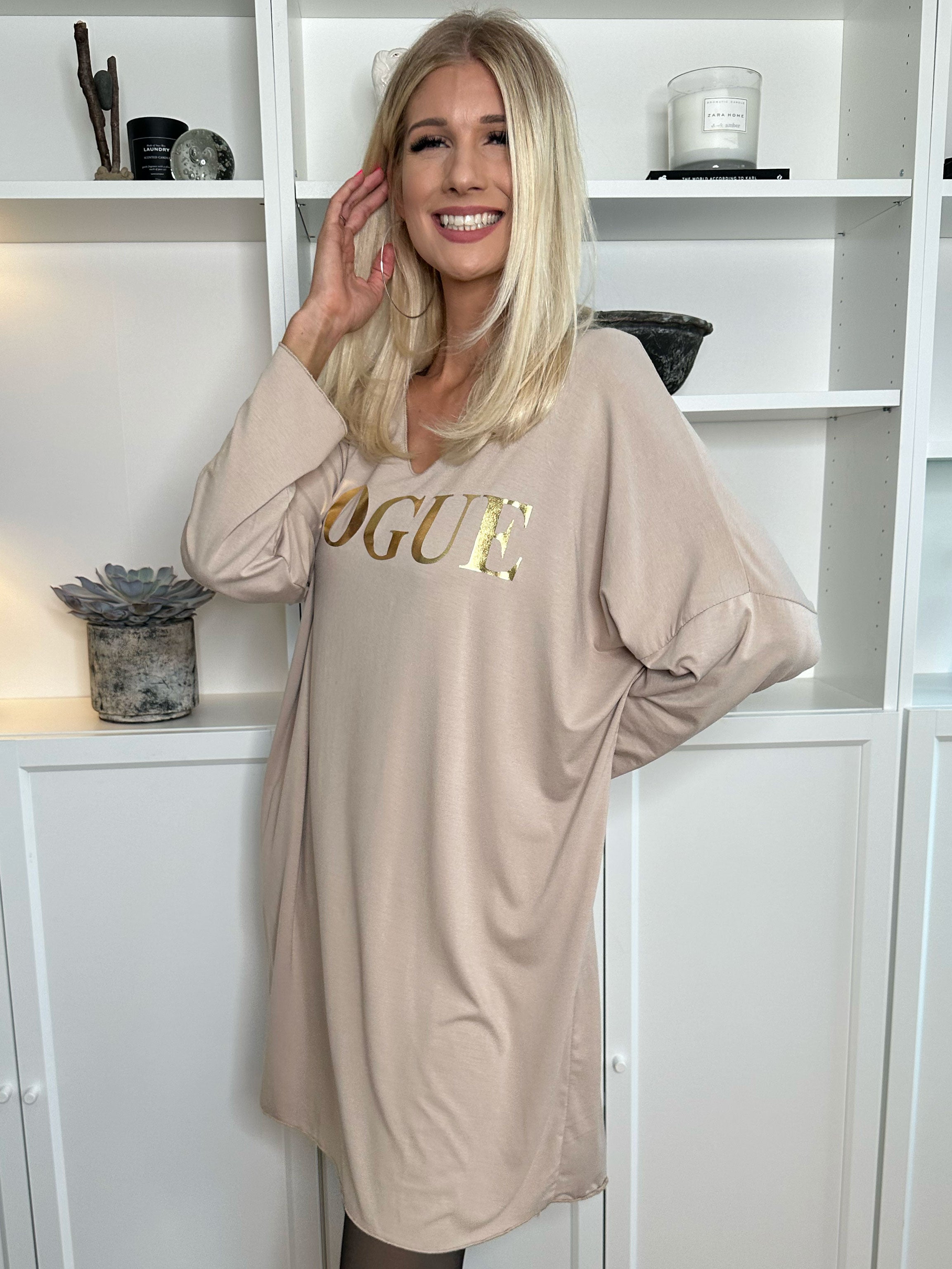 Vogue Long Sleeve - Långärmad klänning i viskos med guldskrift